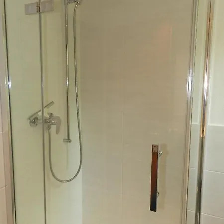 Tree-tops- Appartement-fewo- Dusche Und Bad- Wc 9-bettwohnung By Interhome شقة غشتاد